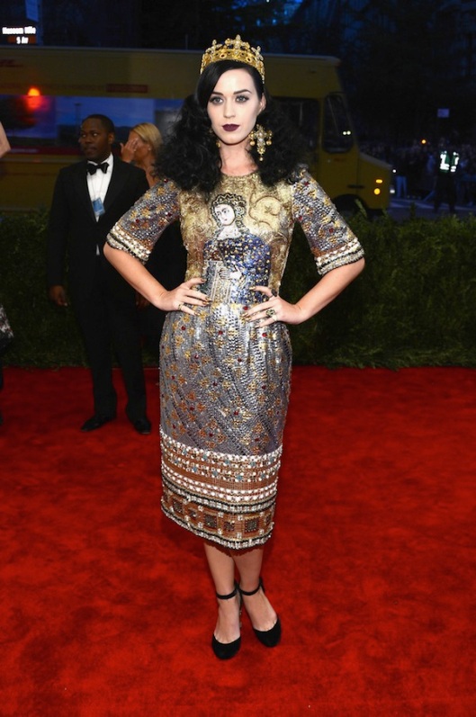 2-katy-perry-in-dolce-gabbana-Anne-Hathaway-2013-met-galal-punk-chaos-to-couture-costume-institute