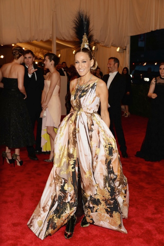 sarah-jessica-parker-Anne-Hathaway-2013-met-galal-punk-chaos-to-couture-costume-institute
